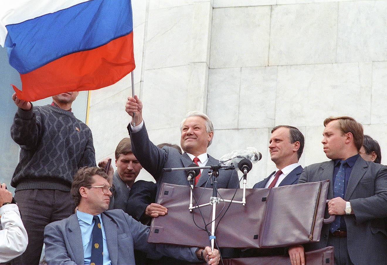 Борис Ельцин на балконе Белого дома во время митинга, 22 августа 1991 года