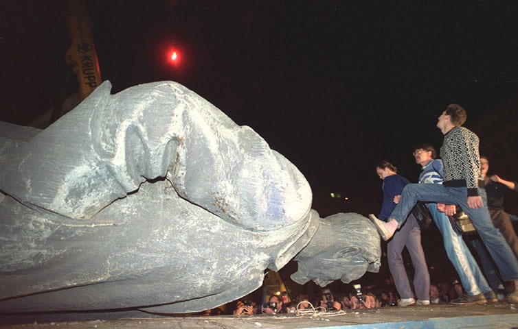 Демонстранты и Дзержинский, 22 августа 1991 года