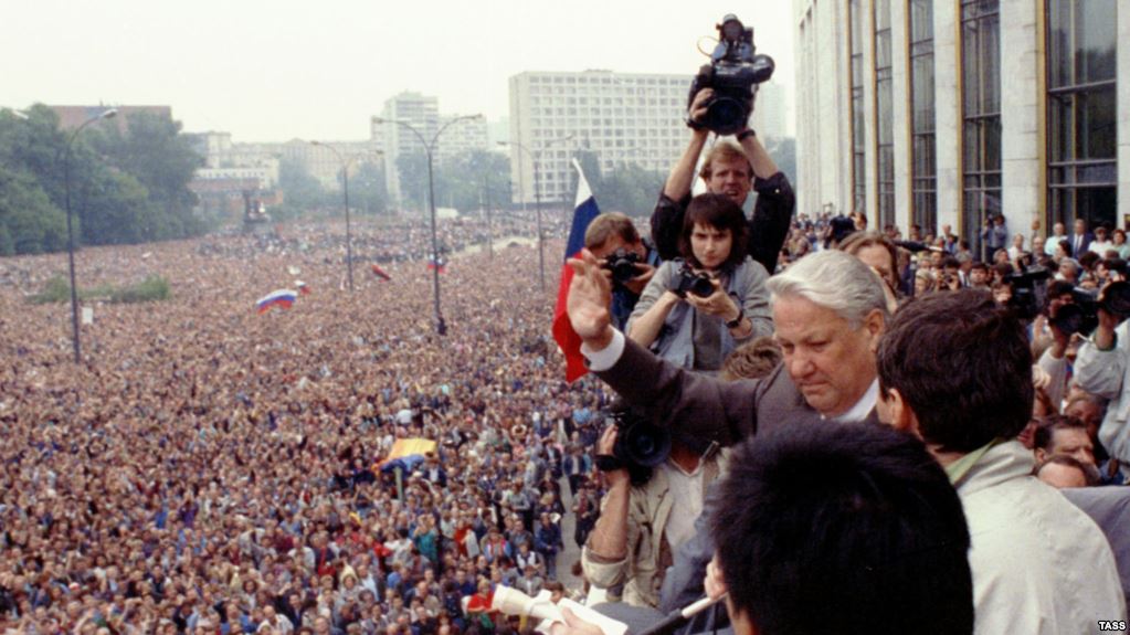 Борич Ельцин на митинге, 19 августа 1991 года