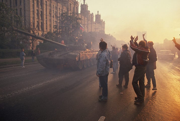 Танки покидают площадь у Белого дома, 22 августа 1991 года