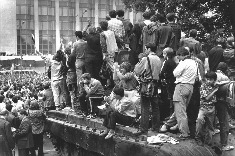 Демонстранты на митинге, август 1991 года